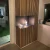 Foco Corner Left 800 - Moderner linksseitiger Eckkamin aus Bioethanol mit schlichtem schwarzen Design und gehärtetem Glas.